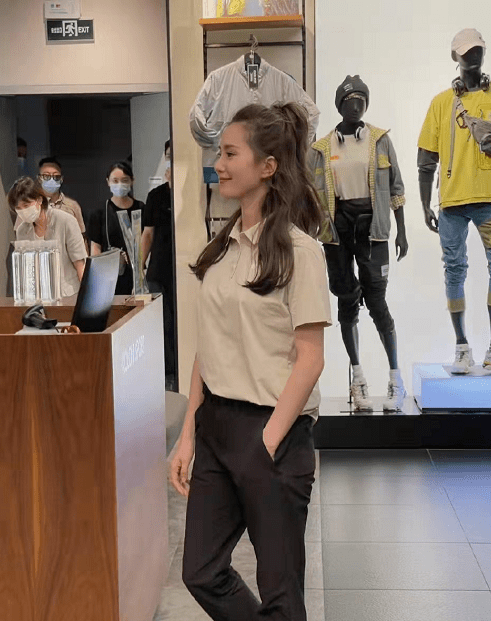 坐姿 刘诗诗人淡如菊是假象？穿运动装大爷坐姿放飞自我，好心情藏不住