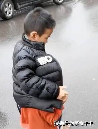 举动|4岁哥哥带3岁妹妹回家，下雨天没有带伞，哥哥举动宝妈乐开了花