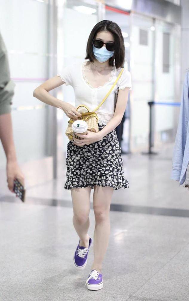 张雪迎 张雪迎:T恤的百搭风配牛仔裙或者短裤,显S型身材,时髦又减龄!