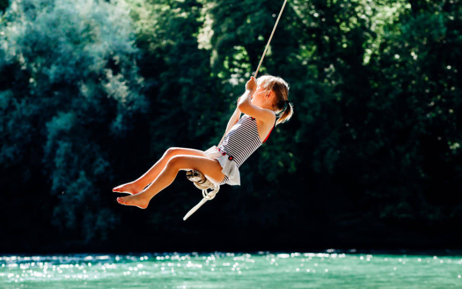 荡秋千提高宝宝平衡能力