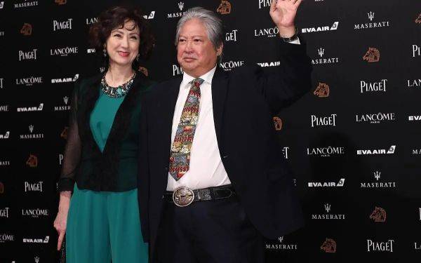 出圈 洪金宝混血老婆太惊艳，穿绿色连体裤配衬衫高贵又大气，美出圈了