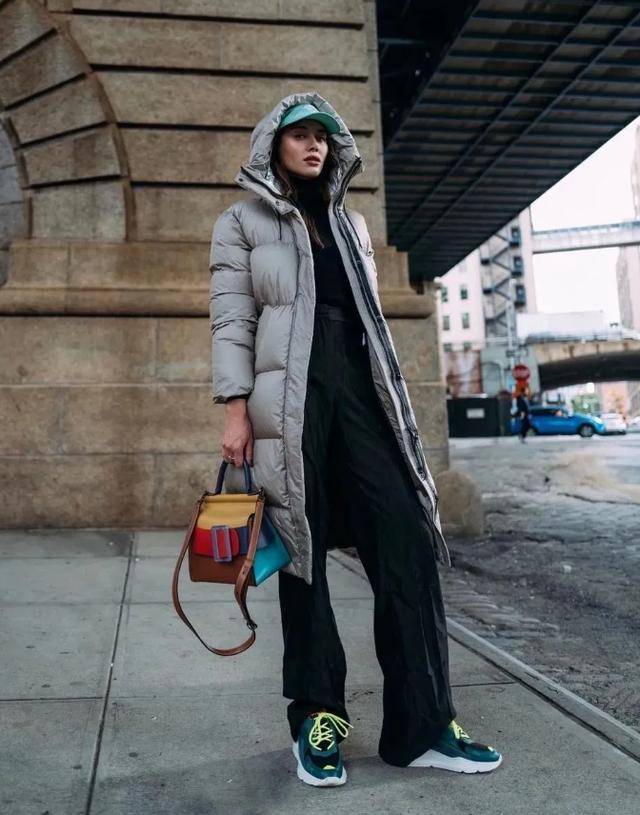 显得 36岁张靓颖素颜走机场,穿银灰色外套好显嫩,发量却暴露真实年龄