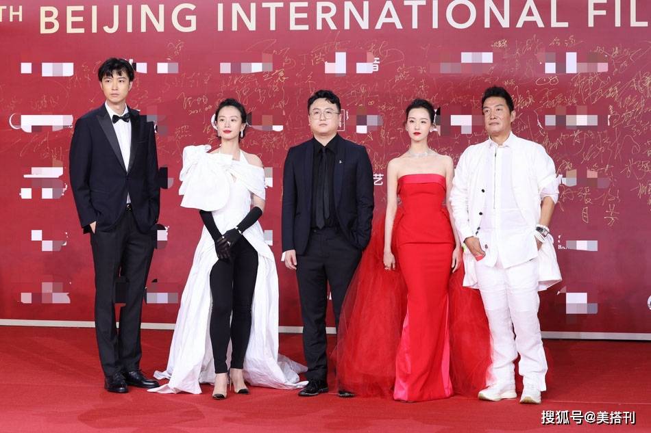 白裙 陈都灵不要再浓妆艳抹了!一袭小黑裙亮相,网友:简简单单的最美