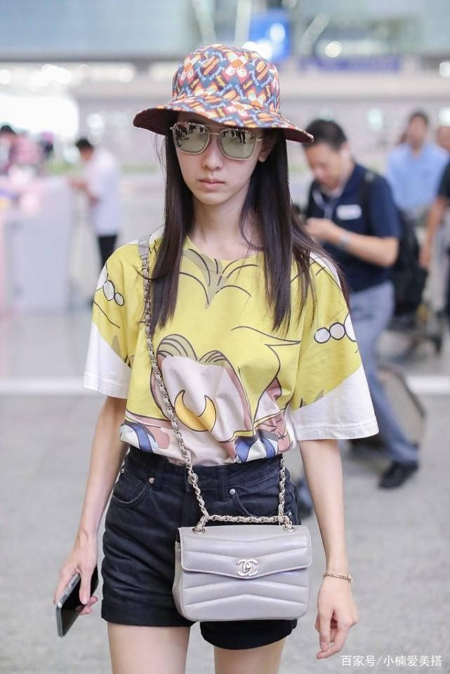 黑色 陈都灵真的好水灵，穿嫩黄色针织短袖，好有“氧气少女”的感觉