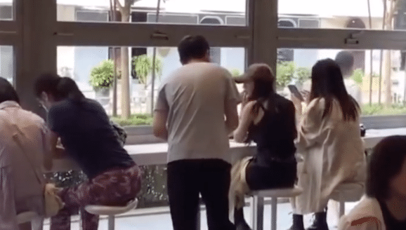 因为|杨幂三里屯逛街再被偶遇，露小蛮腰秀长腿，配合拍照毫无明星架子