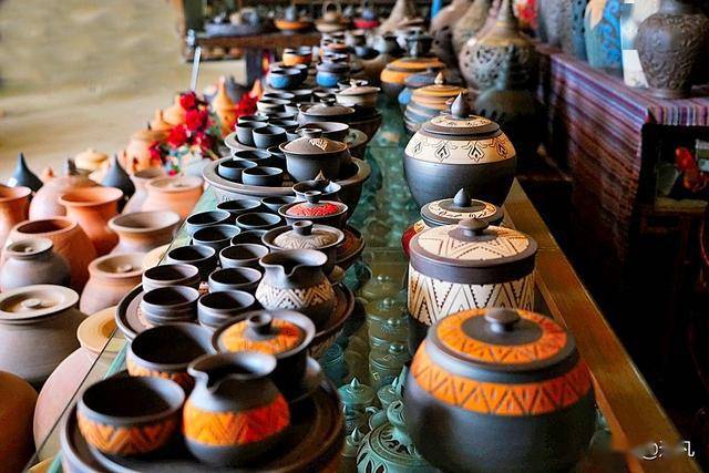 所以大多数傣族平民也能用上这样的陶器,可谓"旧时王谢堂前燕,飞入