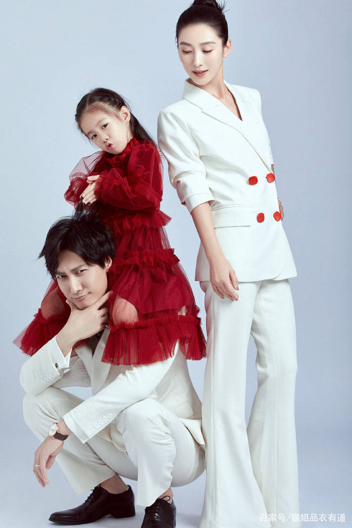 陶昕然 “安陵容”扮演者晒全家福，84斤穿西装仍有气场，女儿模样像爸