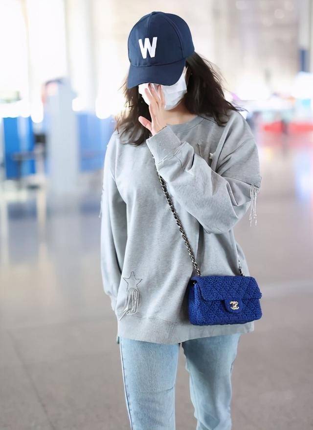 韵味儿 宋佳没有明星包袱，穿搭低调素颜就敢走机场，40岁的样子很真实