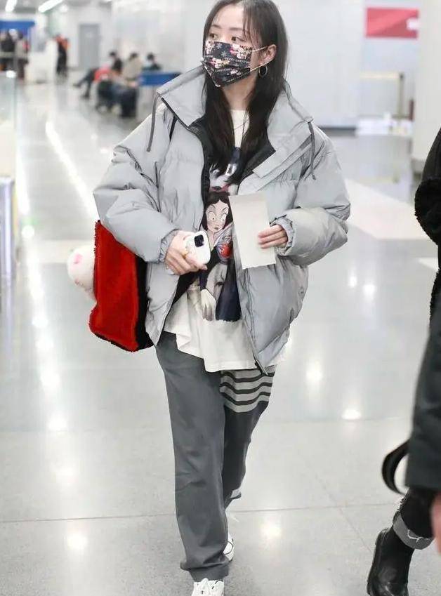 显得 36岁张靓颖素颜走机场,穿银灰色外套好显嫩,发量却暴露真实年龄