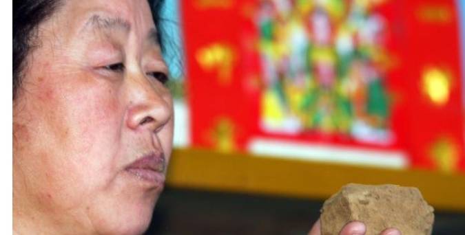 樊大妈|村妇50年吃了5吨土,从小把土当零食吃,医生说了3个字