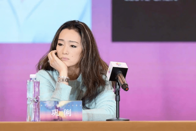 显得 41岁汤唯回国后继续闪耀！白衬衫穿出高级感，连巩俐都要甘拜下风