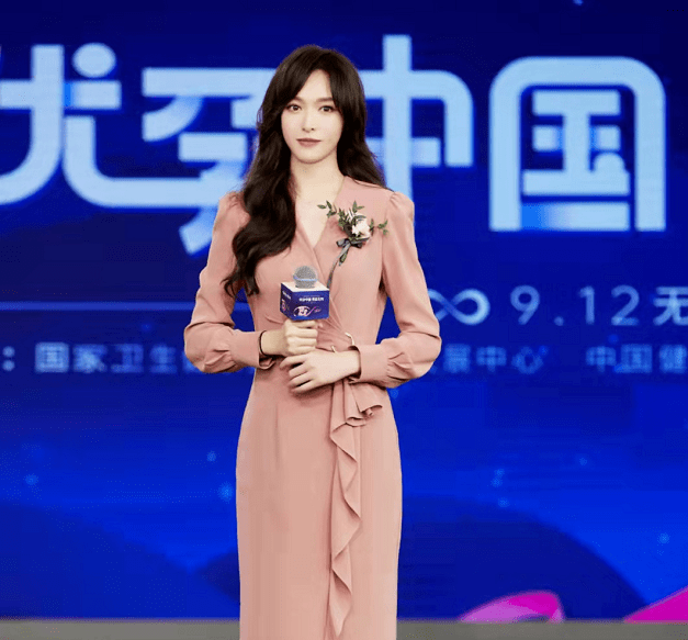 亮点 唐嫣1岁女儿正脸终于曝光！穿纱裙放学回家，完美继承妈妈的颜值
