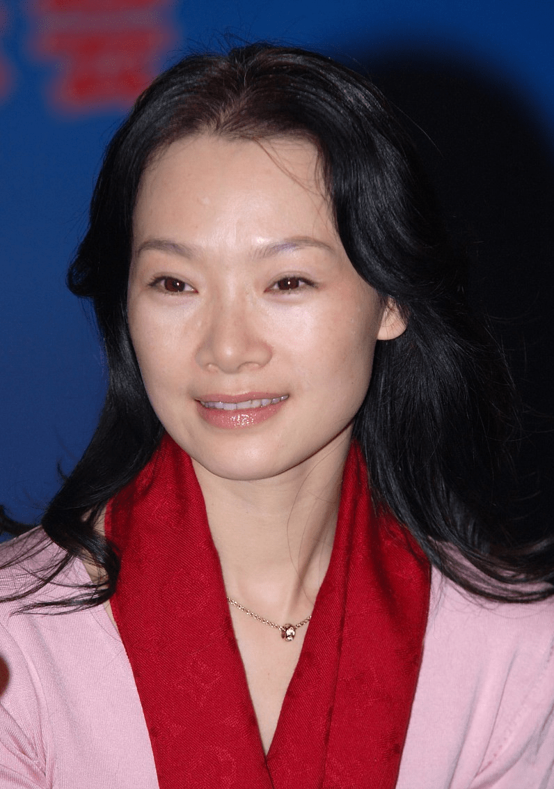 整体 吕薇的颜值真抗打，面容清秀也抢眼，这气质太适合穿素色，挺撩人