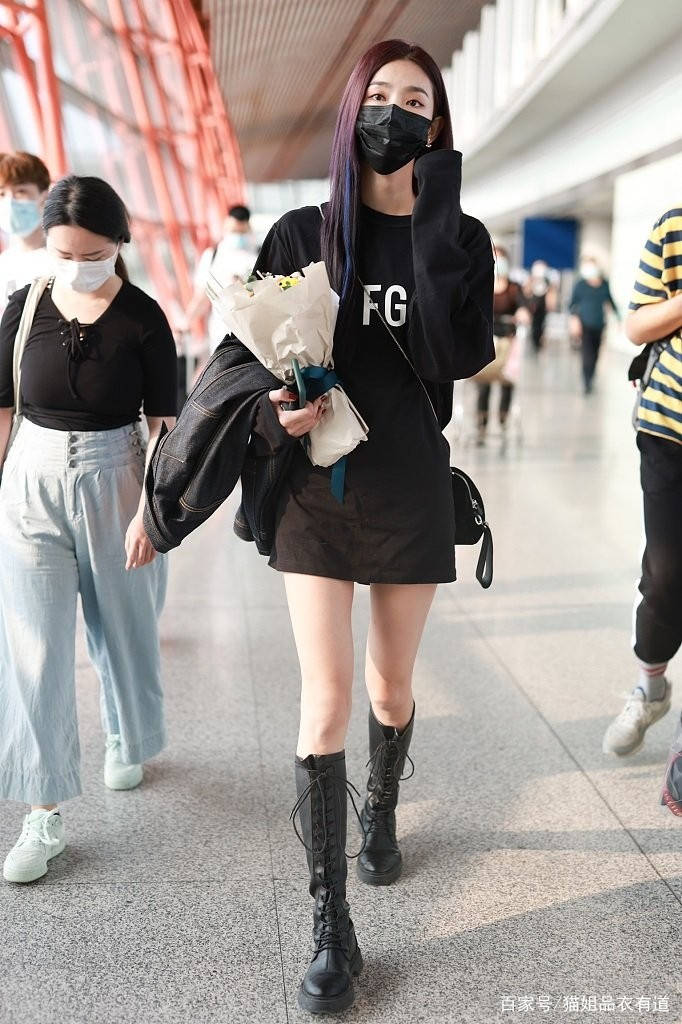 设计 “微胖女神”张雨绮太真实，穿宽松T恤裙亮相机场，素颜够接地气