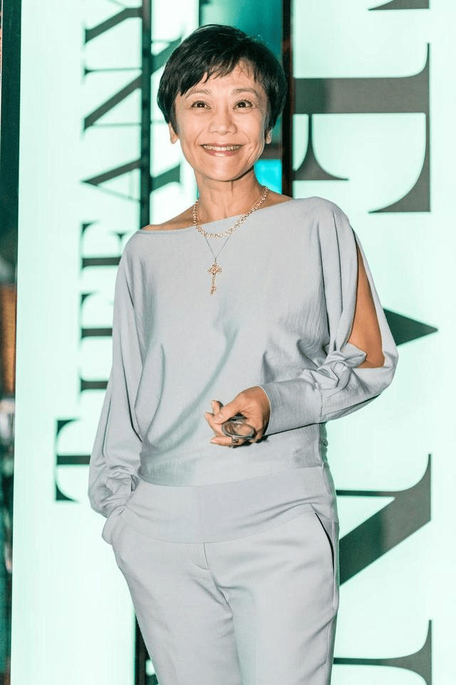 套装 66岁张艾嘉无惧衰老，穿雾霾蓝套装素颜出镜，每条皱纹都藏着优雅