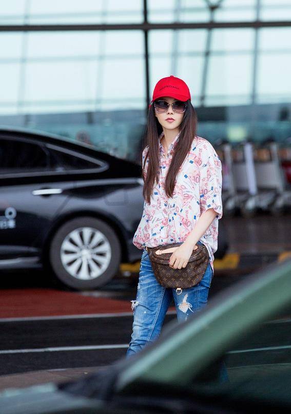 配饰 伊能静亮相机场，大牌配饰比服装更惹眼，网友：一身造型好显年轻