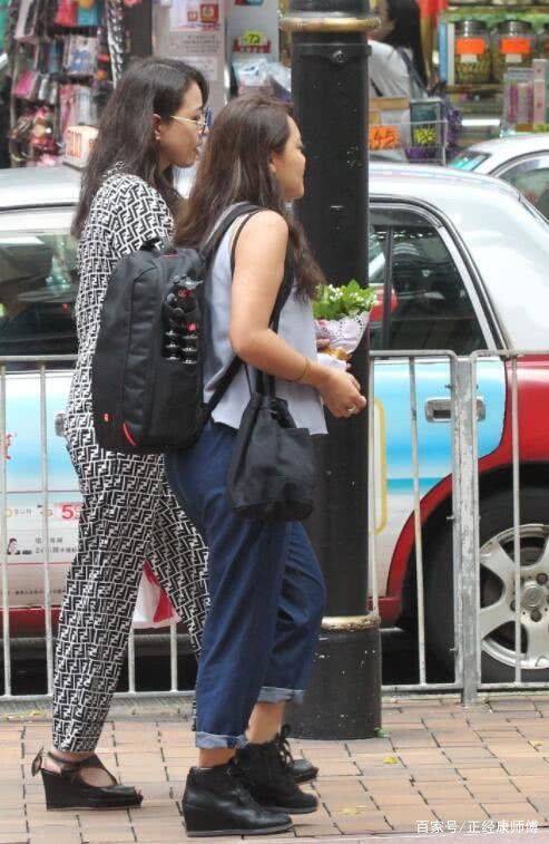 漂亮 周海媚打疫苗被拍，素颜不像有50多岁的，戴口罩也遮不住她的美！