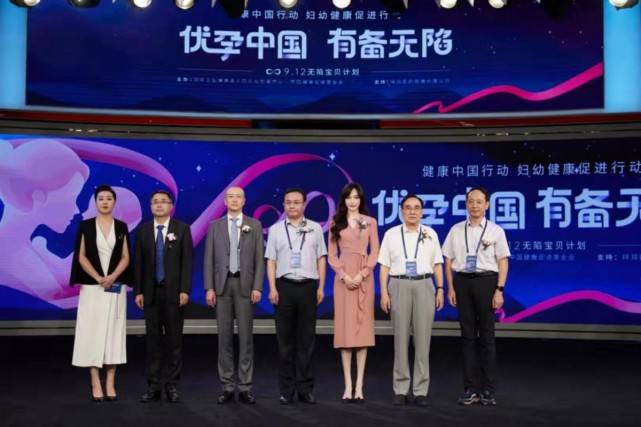 身材 唐嫣放下巨星架子！穿休闲装接女儿放学，娃才一岁多就到妈妈膝盖