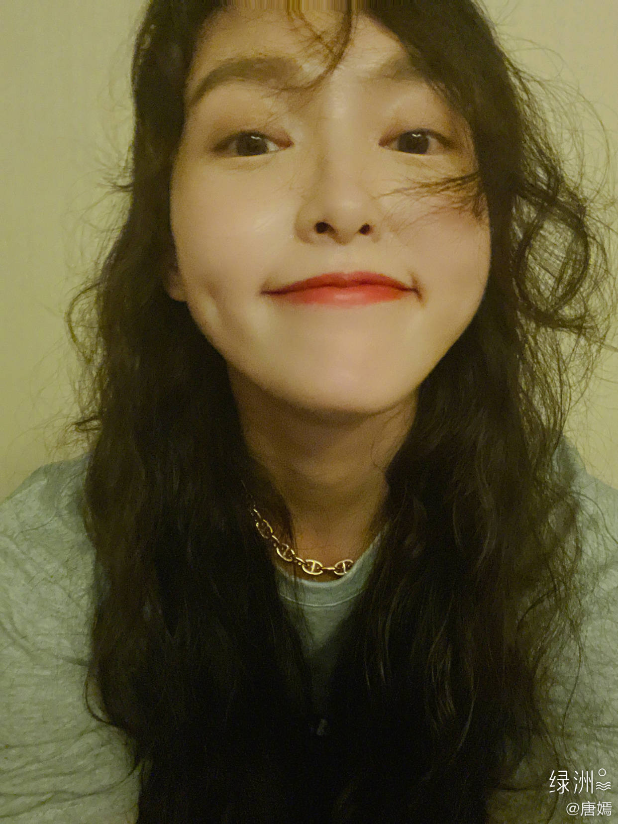 因为女明星拍照的两种状态，摆拍妆容精致还精修，自拍素颜且直男角度