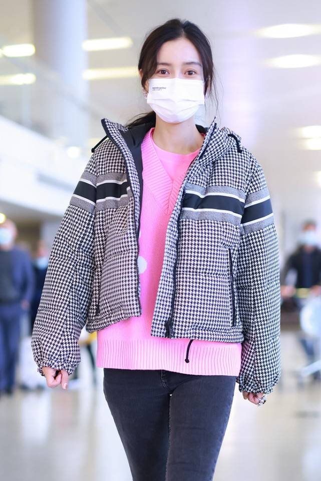 整体 Baby的衣品有点下降，穿的虽然接地气，但是却带着一种清新感