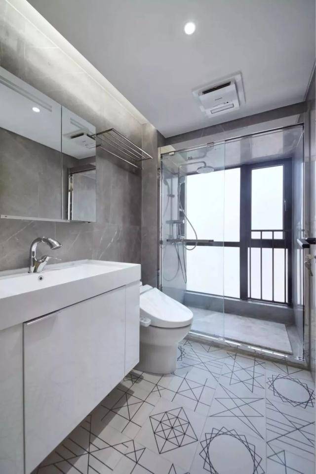 卫生间瓷砖要这样铺,非常漂亮,一看地板就能让你眼前一亮!