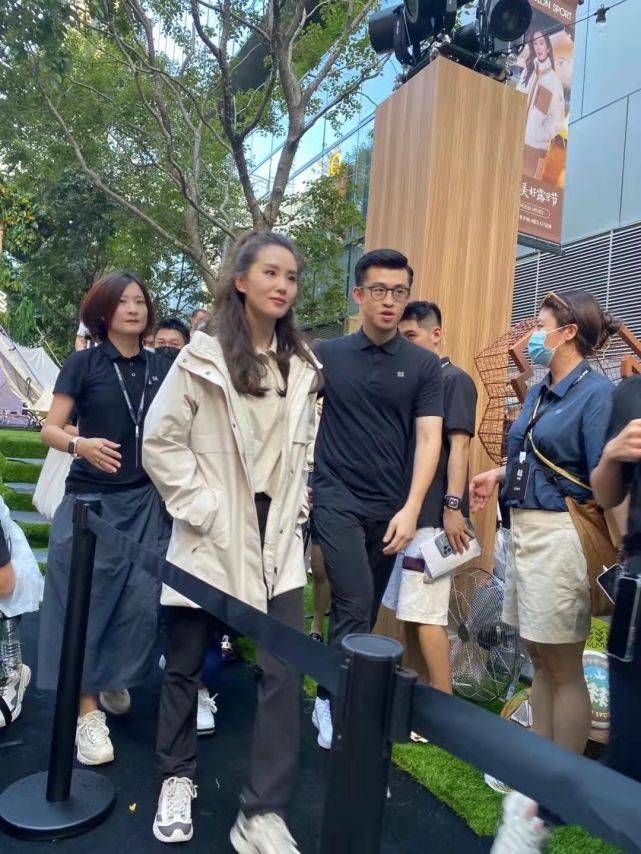 坐姿 刘诗诗人淡如菊是假象？穿运动装大爷坐姿放飞自我，好心情藏不住