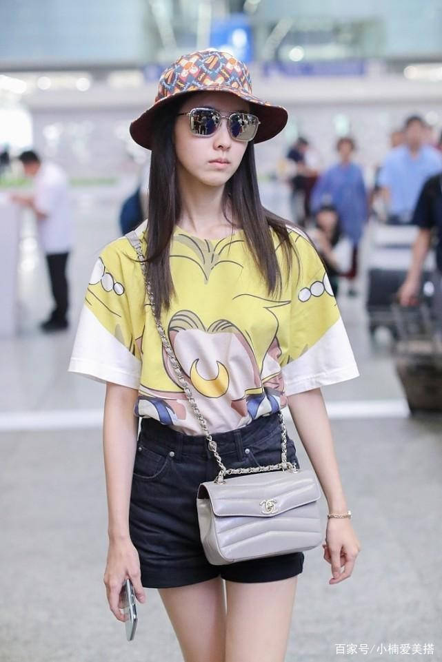 黑色 陈都灵真的好水灵，穿嫩黄色针织短袖，好有“氧气少女”的感觉