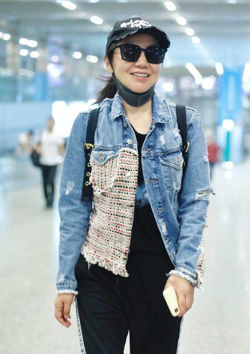 魅力 闫妮才是“逆生长”吧！牛仔外套配运动裤好年轻，素颜皮肤像少女