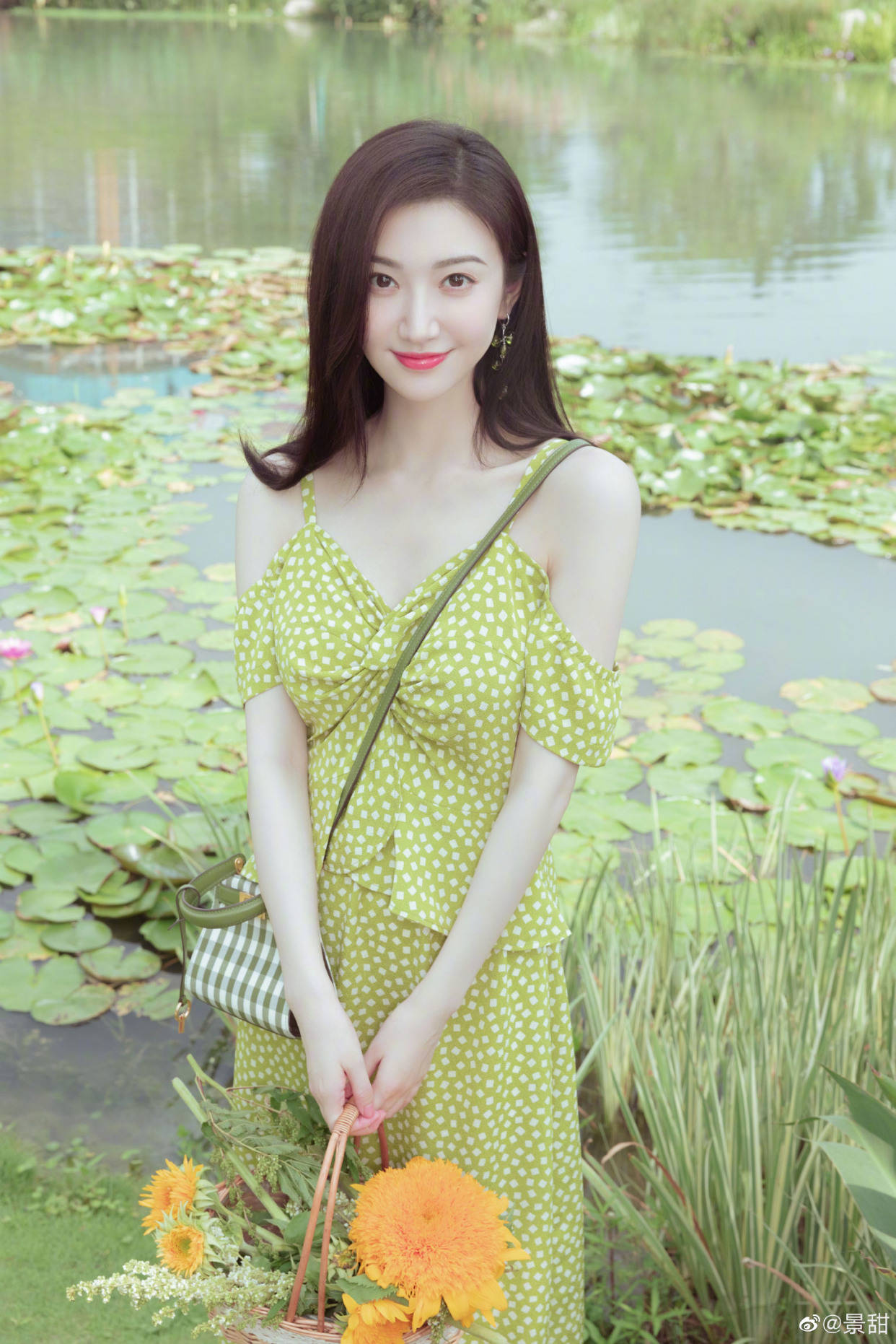 因为女明星拍照的两种状态，摆拍妆容精致还精修，自拍素颜且直男角度