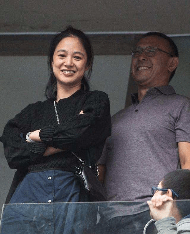 身材 周韵素颜和老公出门，扎丸子头暴露发际线，穿基础款气质却高级