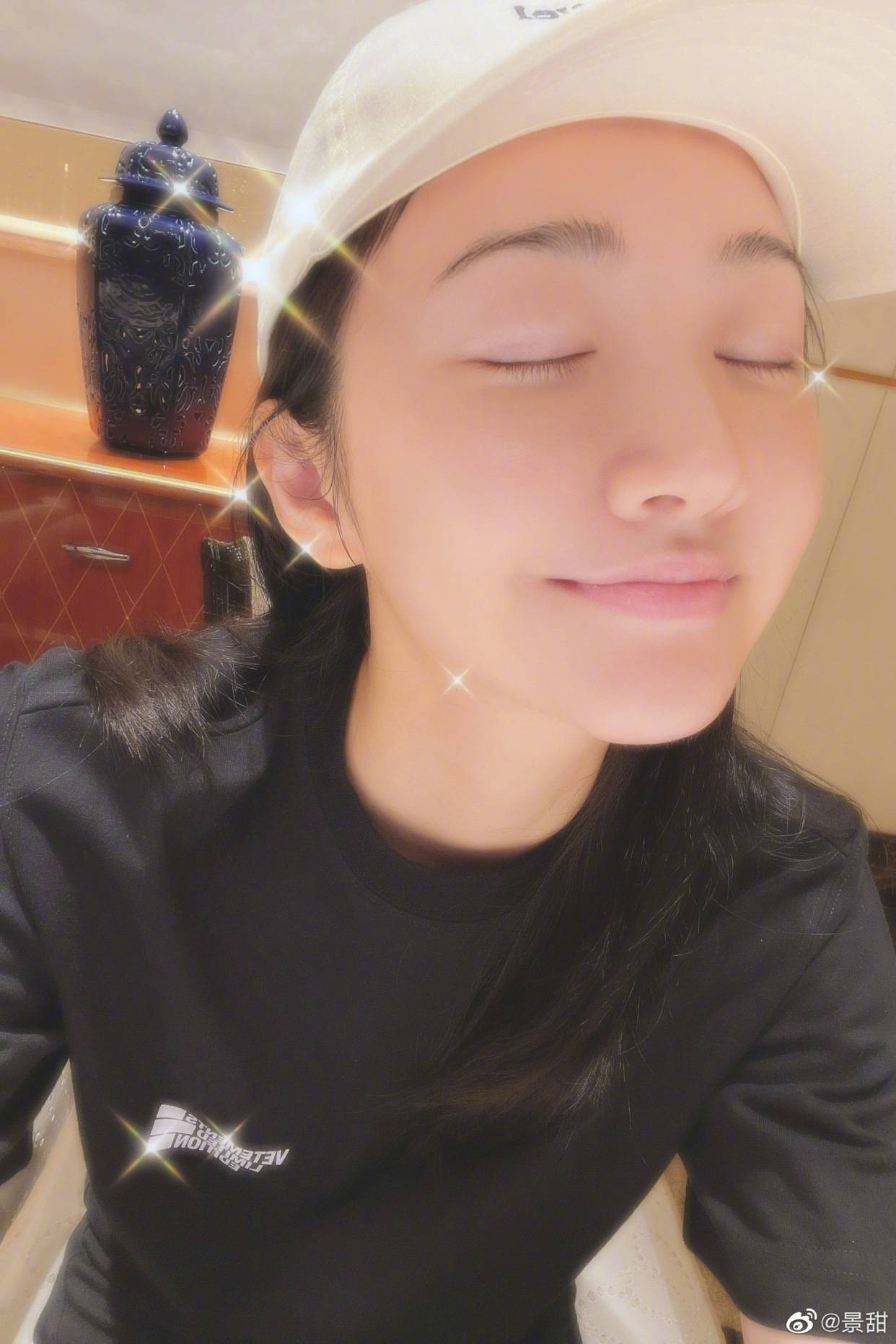 因为女明星拍照的两种状态，摆拍妆容精致还精修，自拍素颜且直男角度