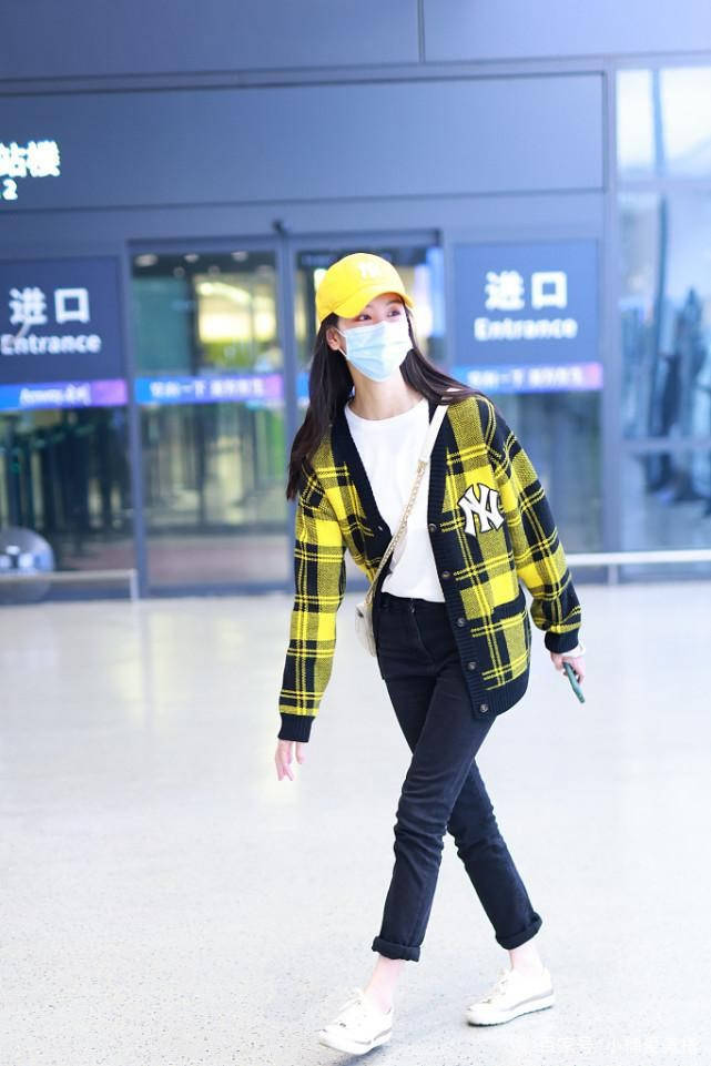 黑色 陈都灵真的好水灵，穿嫩黄色针织短袖，好有“氧气少女”的感觉