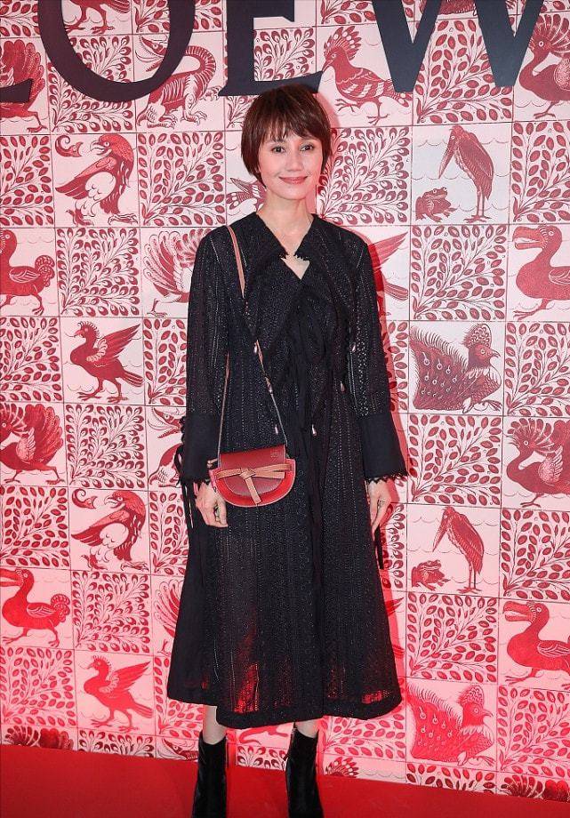 黑色 明星喜欢“乱穿衣”，袁泉同框梅婷穿搭两个季节，让人看不懂