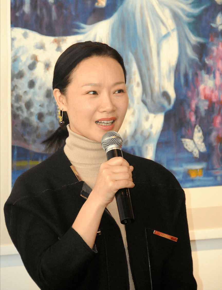 整体 吕薇的颜值真抗打，面容清秀也抢眼，这气质太适合穿素色，挺撩人