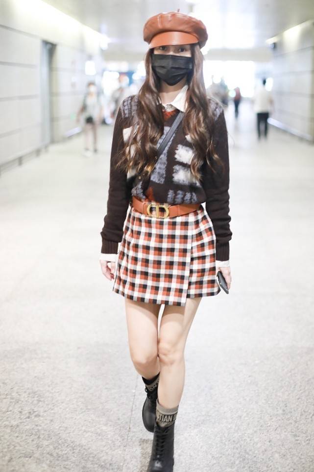 整体 Baby的衣品有点下降,穿的虽然接地气,但是却带着一种清新感