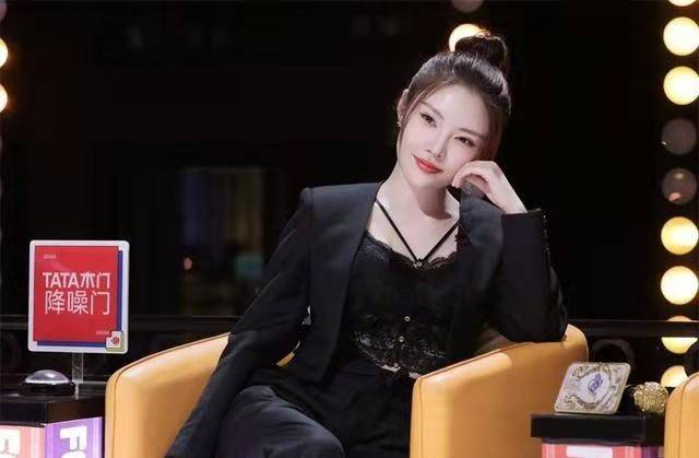 徐冬冬 徐冬冬穿衣挺“放得开”，穿西装露出蕾丝内搭，身材好就是占便宜