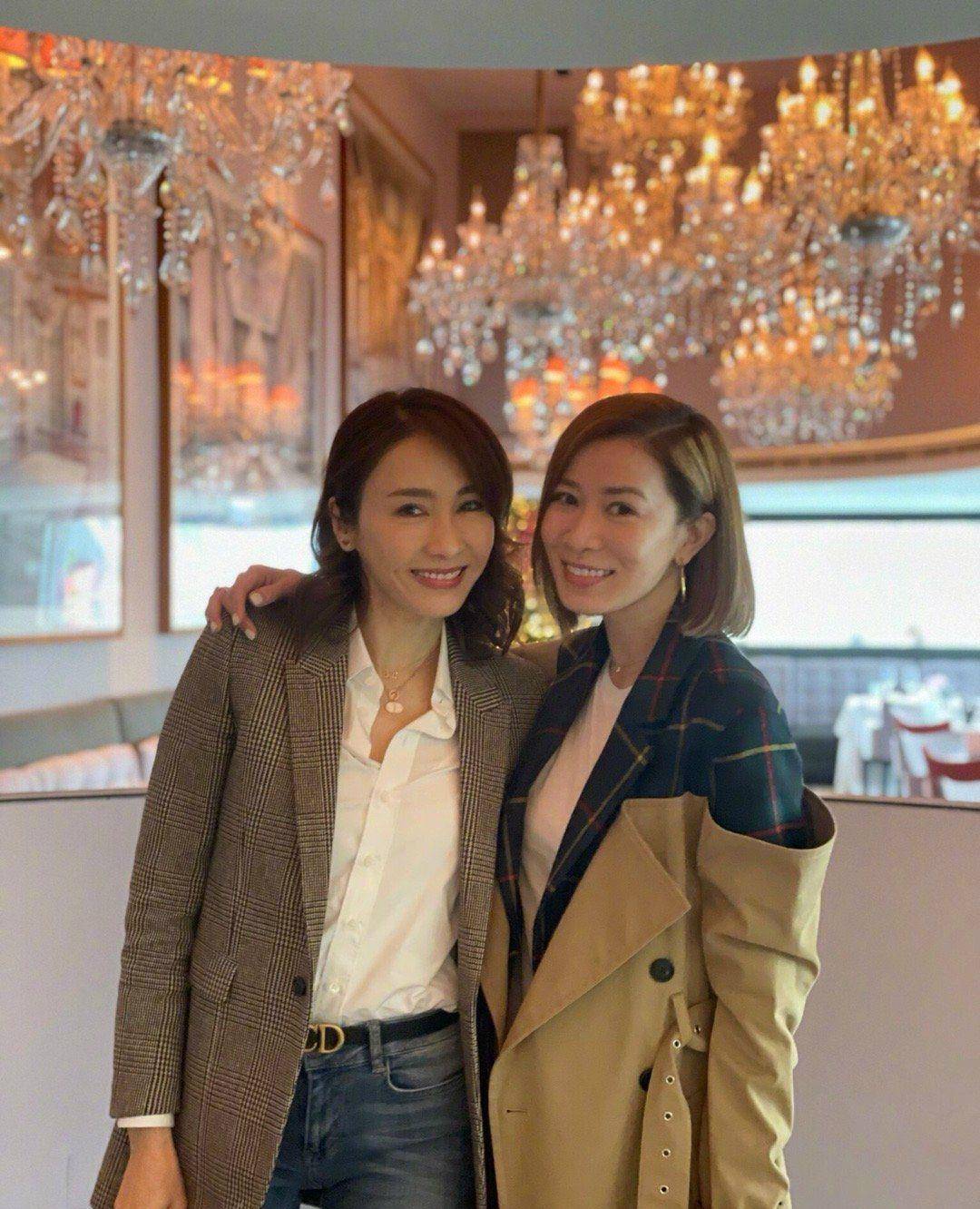 下半身 50岁黎姿气质依旧,穿皮裙成熟大气,“上明下暗”法素雅又减龄