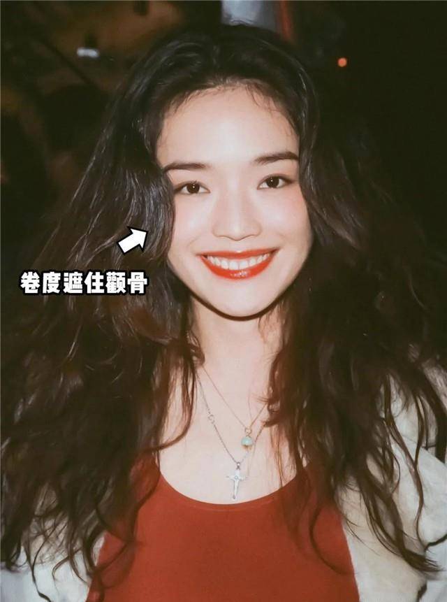 卷发50岁女人最好别留这“4种”发型，不仅大妈感十足，还显老没气质