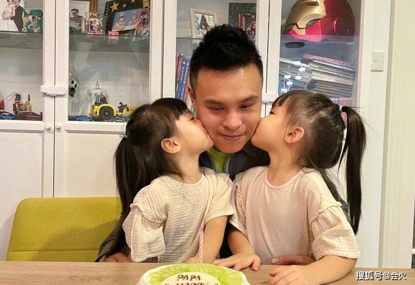 双胞胎熊黛林晒和孩子合照，妹妹小眼睛像父亲，双胞胎女儿长相大不同