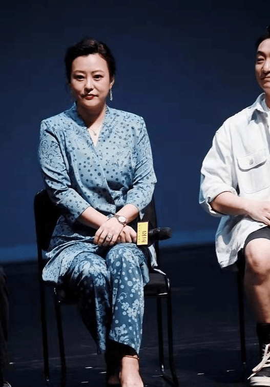 身材 42岁郝蕾近照变化挺大，穿宽松西装也难掩身材发福，双下巴也有了