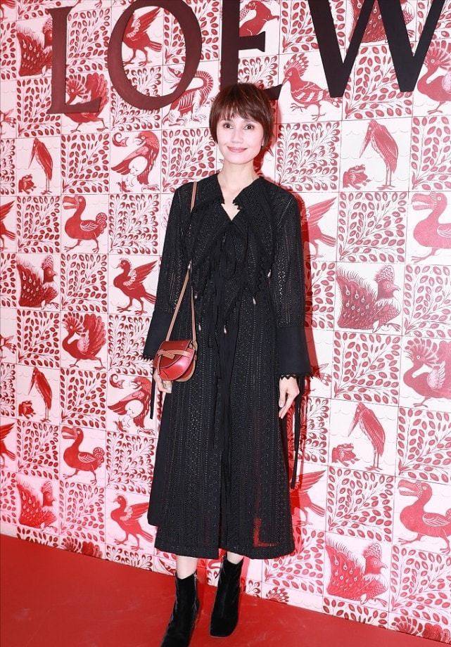 黑色 明星喜欢“乱穿衣”，袁泉同框梅婷穿搭两个季节，让人看不懂