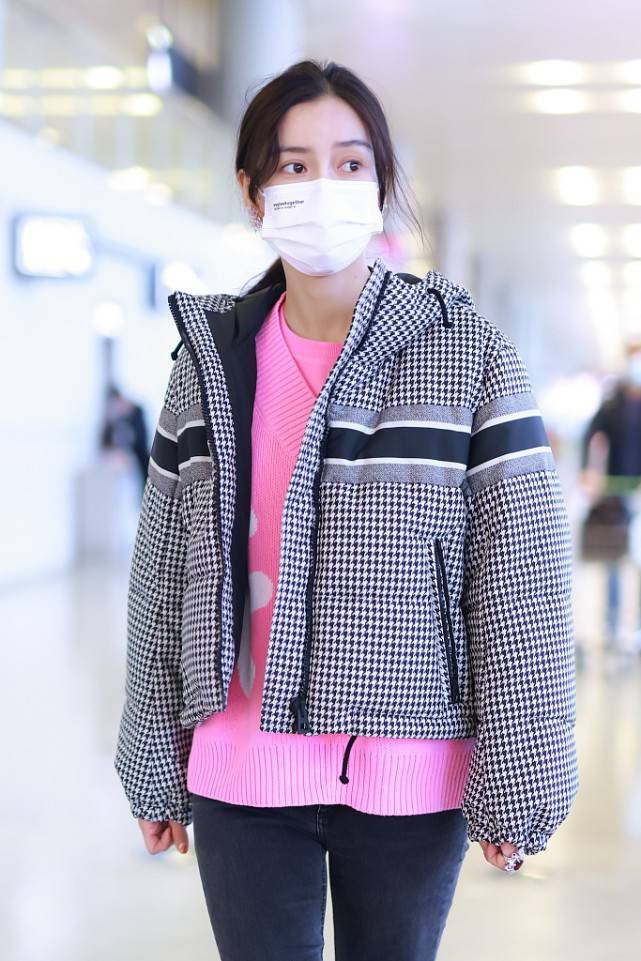 整体 Baby的衣品有点下降，穿的虽然接地气，但是却带着一种清新感