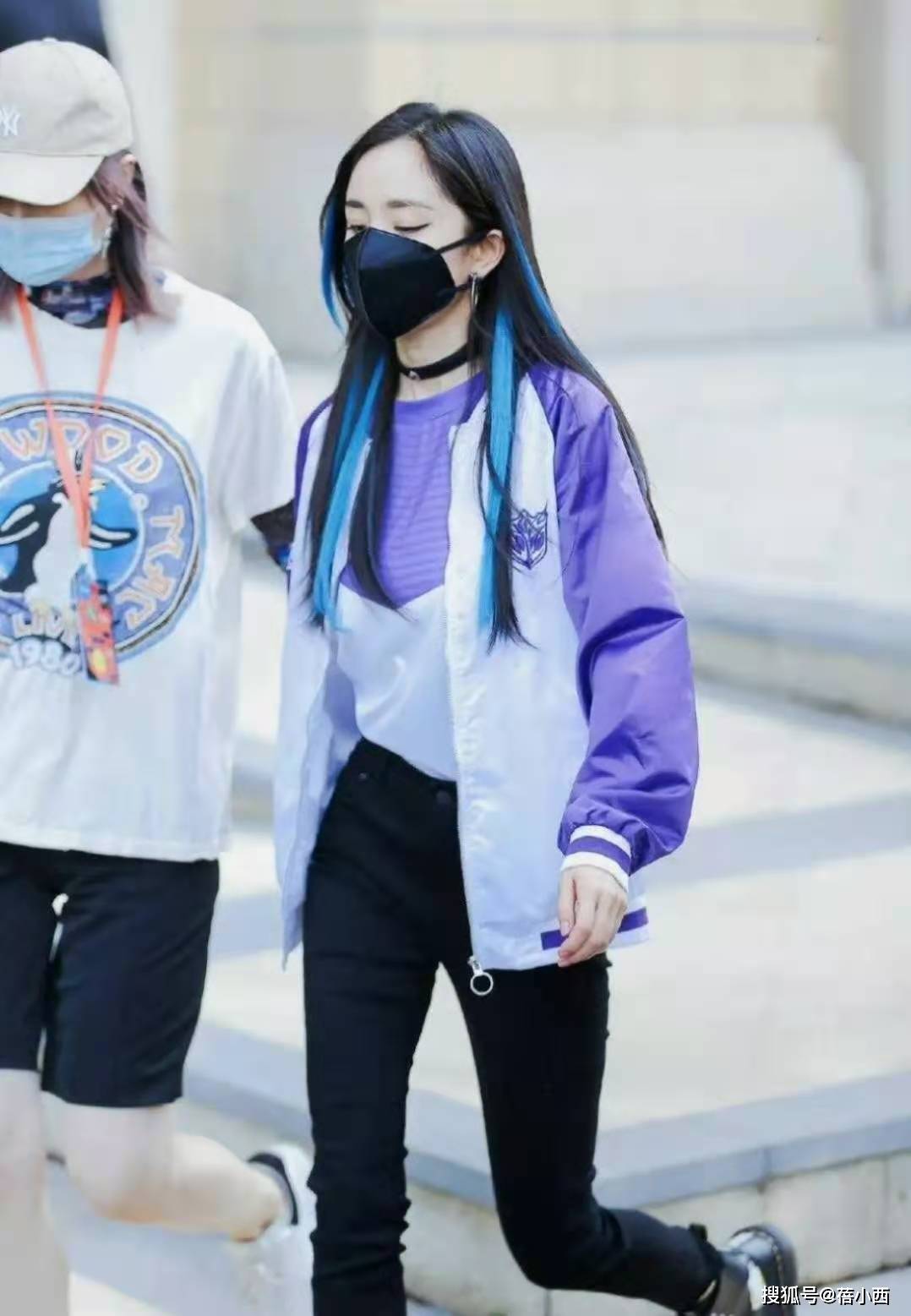 黑色 “杨幂”瘦得过分了，穿棒球服配紧身裤亮相，“双腿比胳膊还细”