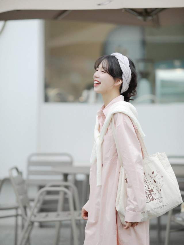 毛衣 小个子女生秋天怎么穿？咖啡色毛衣+深色牛仔裤，上身复古又时髦