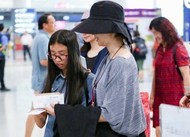 大婶 徐帆带养女走机场,穿棉麻衫配低档裤,穿出了大婶们想要的年轻感