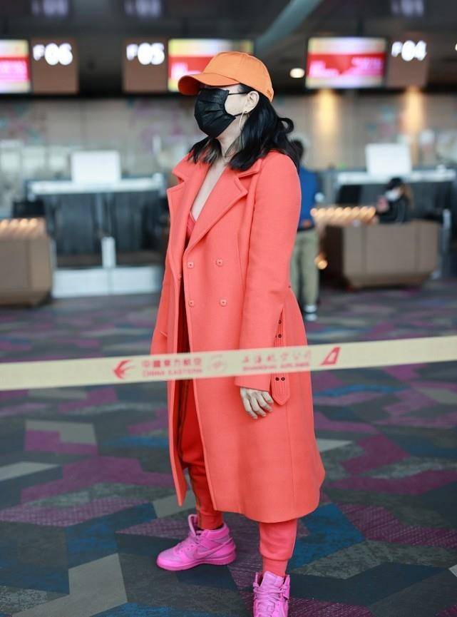 老公 钟丽缇穿得比自己第三任老公还嫩，一身气质搭配，真挺有个性的