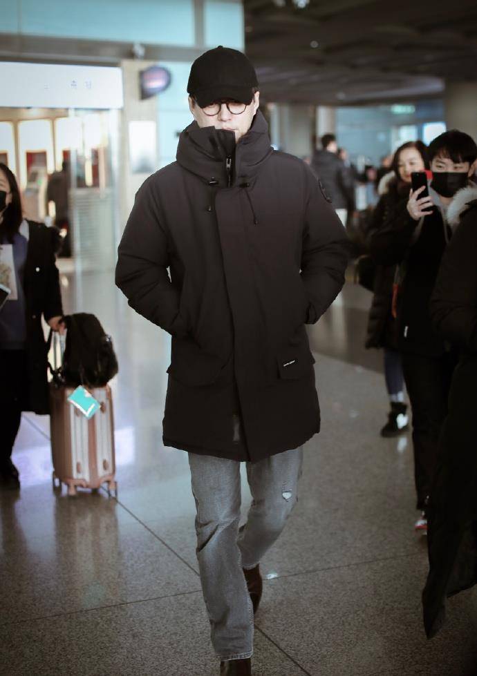 蓝色 老干部靳东认真过冬！棉服牛仔裤保暖有型，戴个眼镜更具高知气质