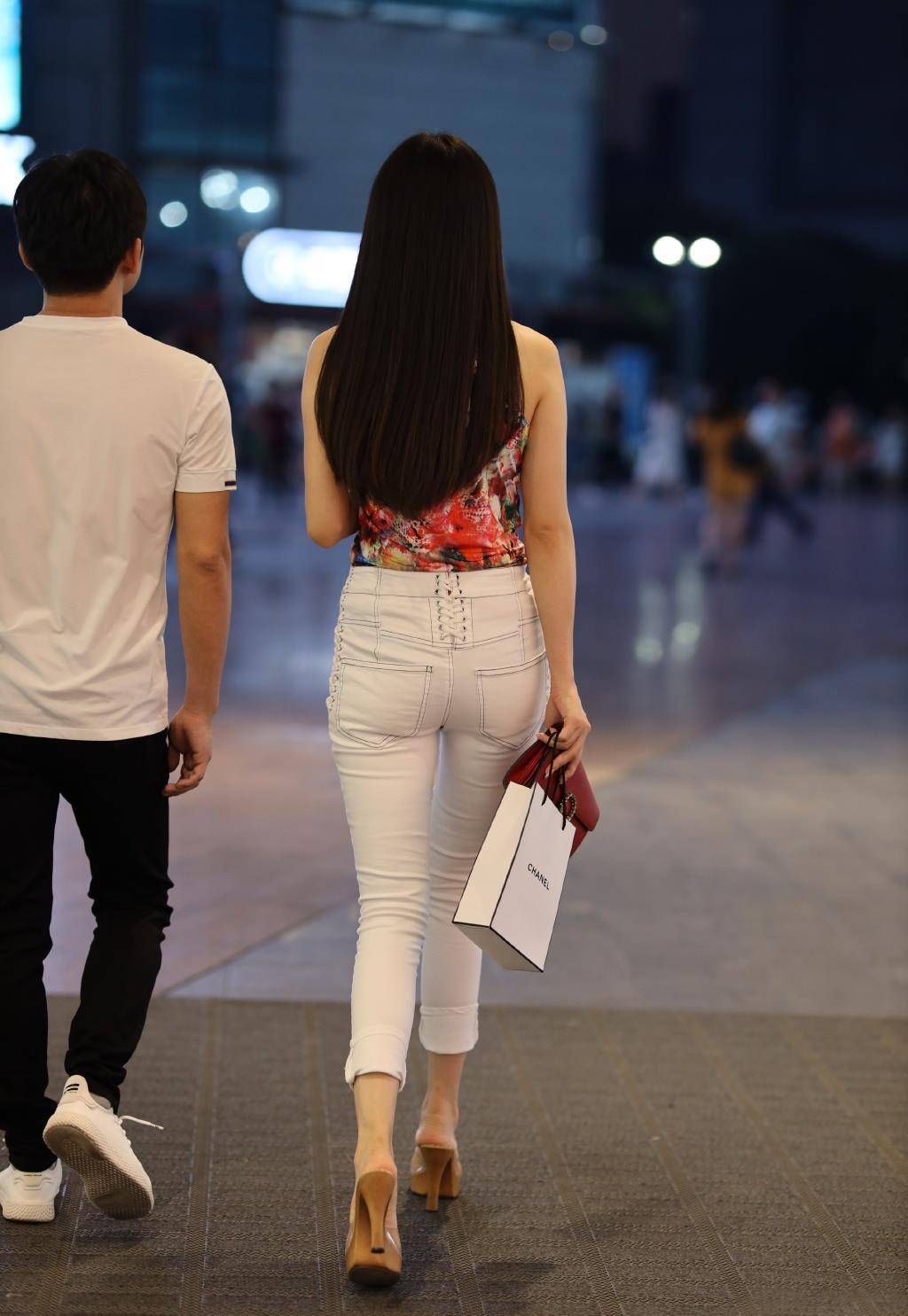 颜色 想要穿出优美的背影,可以通过紧身牛仔裤来搭配,简单大方又好看