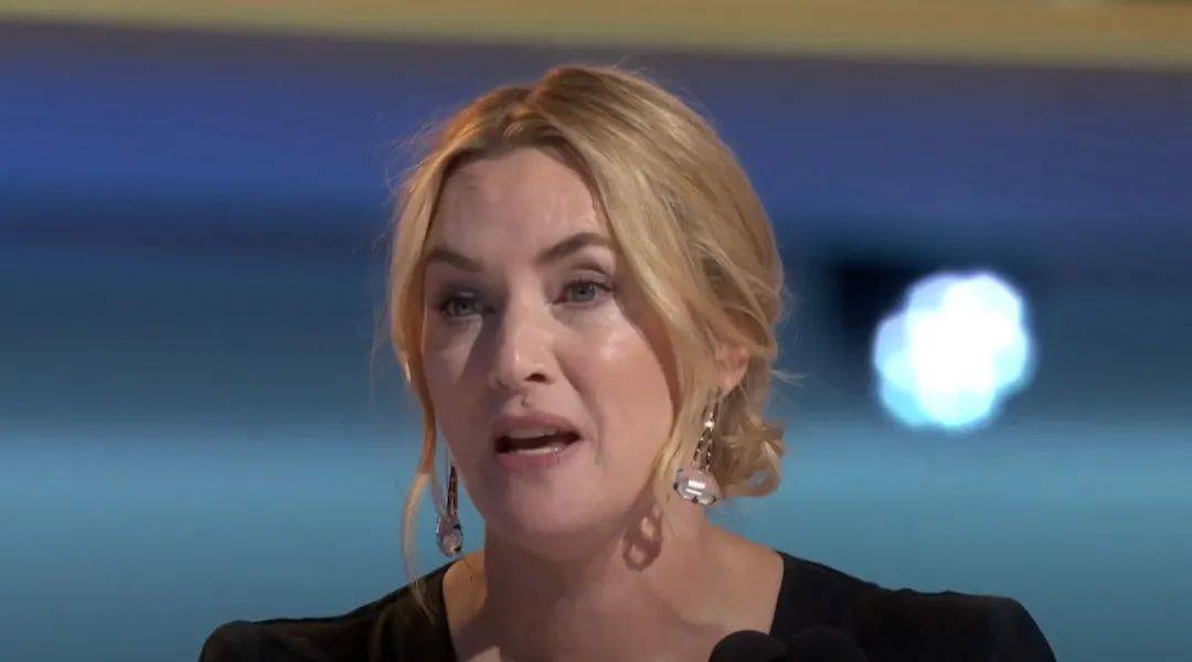 梅尔|平静处炸裂沟壑,这部剧第一集带来的惊悚让人感到可怕,女神力作