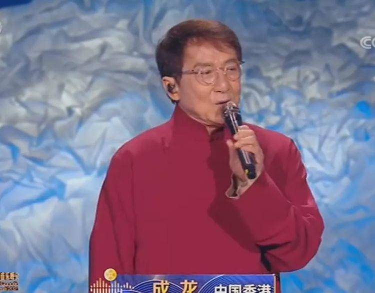 黑色 大湾区晚会群星造型:王菲穿白裙如仙女下凡,赵丽颖素色裙显身材
